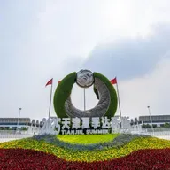 China to open its door wider to the world: premier