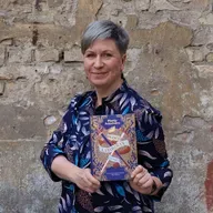 Par Manta Adomēna romānu "Monēta un labirints" stāsta tulkotāja Dace Meiere