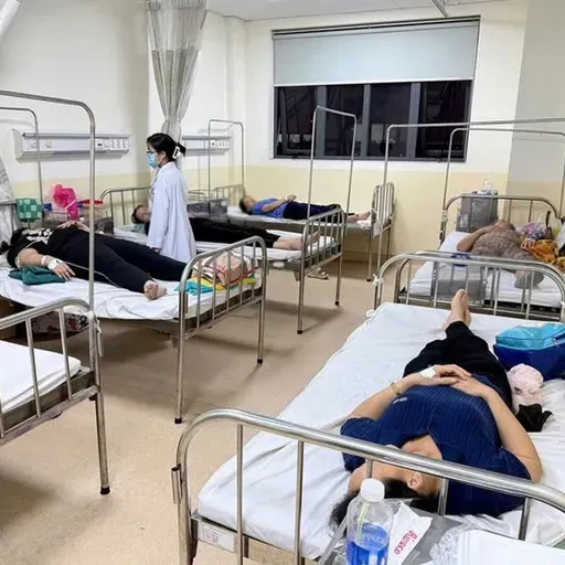 Tình hình sức khỏe của 60 công nhân nghi ngộ độc thực phẩm sau khi ăn trưa ở TP.HCM