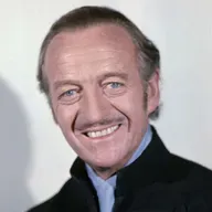 Cowboys de Medianoche: La gran biografía de David Niven y la serie sarcástica sobre Hollywood