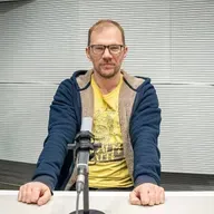 Krustpunktā Brīvais mikrofons ar rakstnieku Jāni Joņevu