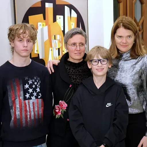 Gleznotāja Ēstere Zemīte strādā arī sociālo darbu, palīdzot grūtībās nonākušiem jauniešiem