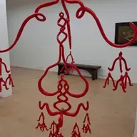 Sievišķīgs spēks raksturo Annas Egles un Ievas Putniņas izstādi "Spēkstacija"