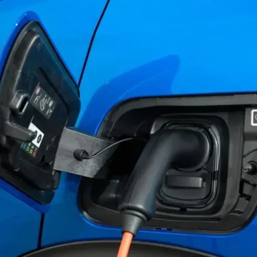 BYD lança bateria que promete carregar carros elétricos em 5 minutos