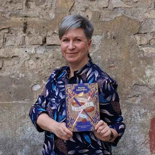 Par Manta Adomēna romānu "Monēta un labirints" stāsta tulkotāja Dace Meiere