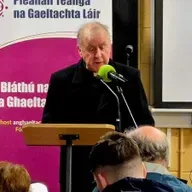 Pacáiste ó Éigse Sheagháin Bháin.