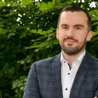 Príomhscéalta an Iarthair.