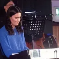 Ailbhe Ni Mhurchú, amhránaí agus cumadóir.