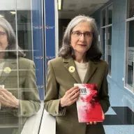 “Vivir” la guerra y sus efectos en la nueva novela de María Dubón