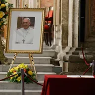 Tertulia: Reacciones mundiales tras el fallecimiento del Papa