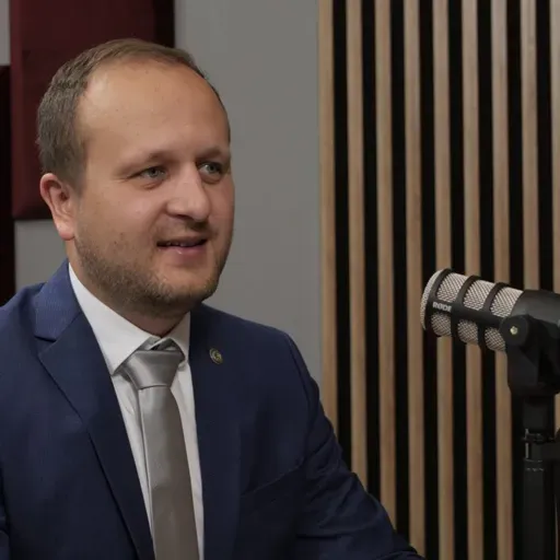 #82 Extrémní pokuty a tuna nových povinností? Tak horké to s NIS2 nebude, uklidňuje Kintr