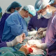 Hai cha con bác sĩ cùng thực hiện một ca mổ đặc biệt