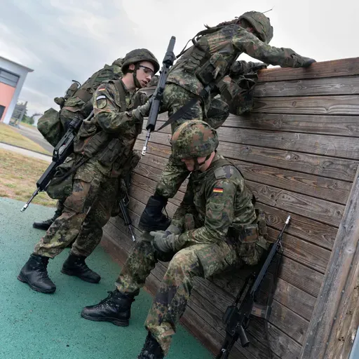 Die Woche vom 23.08.2025 bis 29.08.2025 - Bundes-Regierung einigt sich: Wehr-Dienst bleibt erst einmal freiwillig, Festnahme nach Nord-Stream-Explosion, Journalisten im Gaza-Streifen bei israelischem Angriff getötet