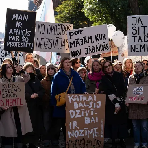 Vairāki simti cilvēku pie Saiemas protestē pret izstāšanos no Stambulas konvencijas