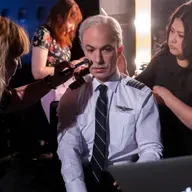 “The Rehearsal”: pode um humorista impedir que morram pessoas num acidente de aviação?