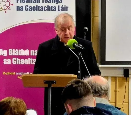 Pacáiste ó Éigse Sheagháin Bháin.