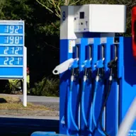 Die Woche vom 07.03.2026 bis 13.03.2026 - Bundes-Regierung will die Benzin-Preise senken, Die Grünen gewinnen die Wahl in Baden-Württemberg, VW und Porsche verdienen viel weniger Geld