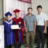 Nghẹn lòng người mẹ khoác áo cử nhân nhận bằng tốt nghiệp thay con gái