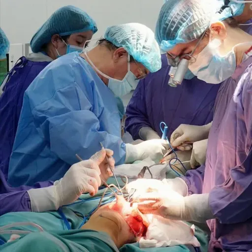 Hai cha con bác sĩ cùng thực hiện một ca mổ đặc biệt