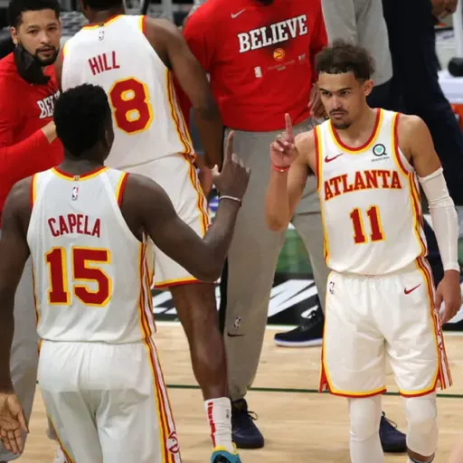 Trae Young le saca el primer partido a los Bucks de Giannis Antetokounmpo.