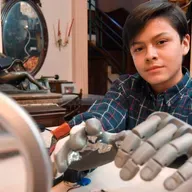 Tintero: Leonardo Viscarra, el niño que se fabricó su propia mano robótica