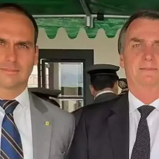 Bolsonaro defende que Eduardo fique nos EUA: 'Se voltar, está preso'