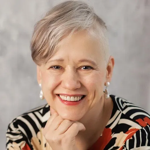 Četru paaudžu sieviešu likteņi romānu ciklā. Saruna ar rakstnieci Daci Rukšāni