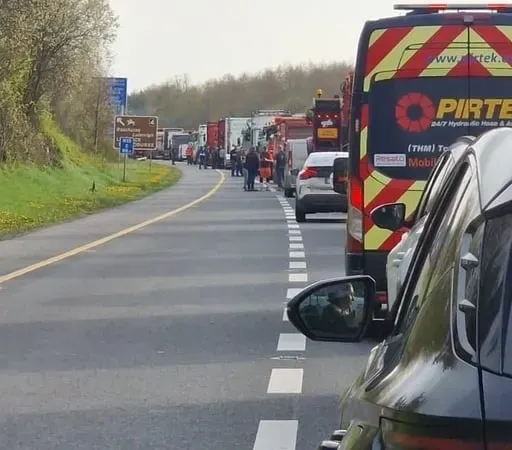 Joseph Mangan ó chomhlacht busanna Mangan Tours i nGort a’Choirce agus James Anthony Mac Fhionnghaile ó chomhlacht busanna John McGinley.