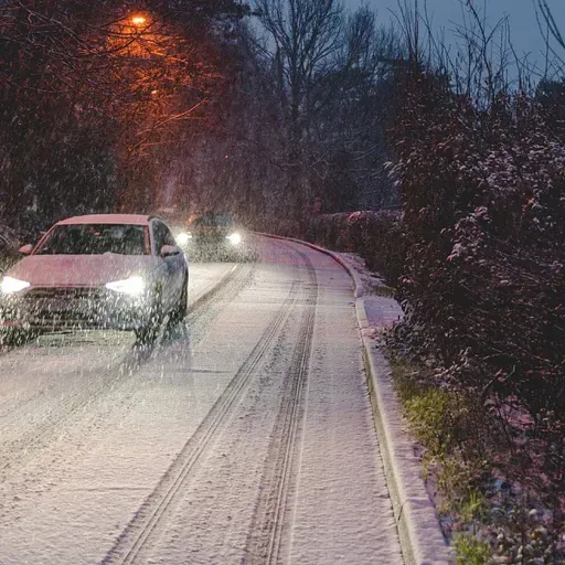 Latvijā daudziem joprojām problēmas sagādā braukšana krēslas stundās