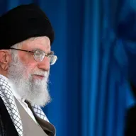 Morte de Ali Khamenei não deve mudar rumo do regime iraniano, avalia professor da Unifesp