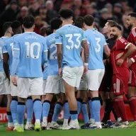 Enski boltinn - Titilbaráttan á lífi, fjórir í röð og hátt fall Liverpool