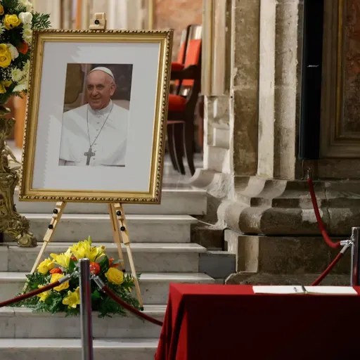 Tertulia: Reacciones mundiales tras el fallecimiento del Papa