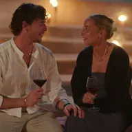 Hun vil snave ham i gulvet, men det eneste, hun får, er intens øjenkontakt. HVORFOR!?