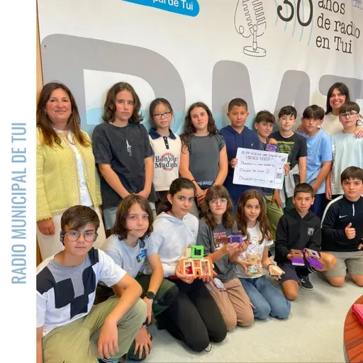 Ent. Alumnado e directora do CEIP Nº1 de Tui, e Ana Núñez, concelleira de Igualdade | Puntos violeta en Tui