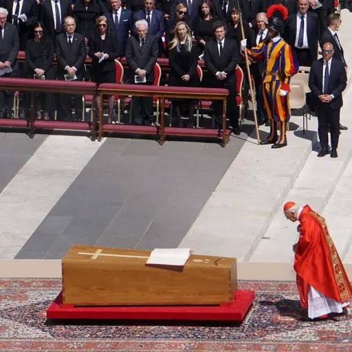 Episodio 1111: ¿Entierro o Canonizacion Del Papa Francisco? Ya está en el cielo  César Félix Sánchez y Luis Román