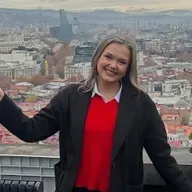 Laura Pakenham, láitheoir.