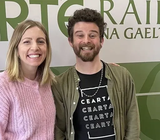 Seosamh Mac, amhránaí agus ceoltóir.