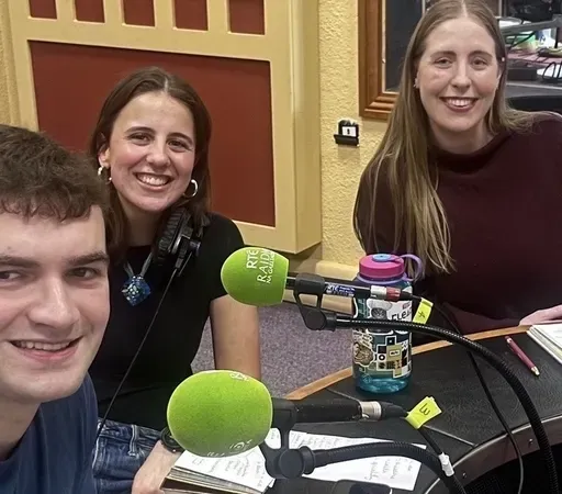 Ciara Ní Chonghaile, James Mac Einrí agus Roseanne Ní Cheallaigh, paineál na seachtaine.