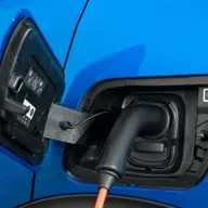 BYD lança bateria que promete carregar carros elétricos em 5 minutos