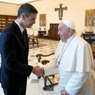 Tertulia: ¿Por qué Sánchez no irá al entierro del Papa?
