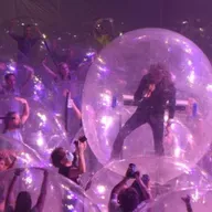 The Flaming Lips faz show com público dentro de bolhas