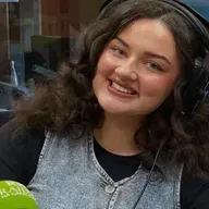Sinéad Ní Chuinn, léirmheastóir ealaíona.