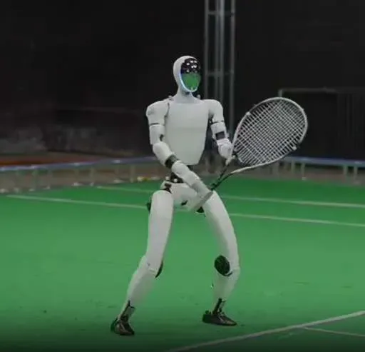 Menneskelignende robot lærer at spille tennis ud fra uperfekte menneskebevægelser