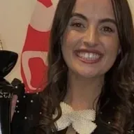 Kateyln Hayes, craoltóir.
