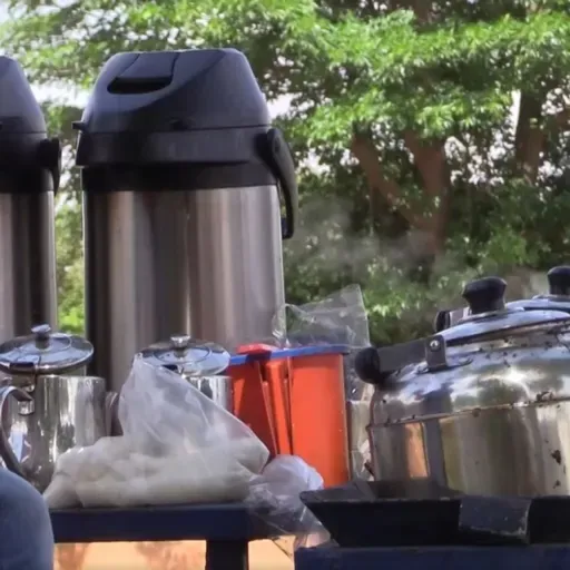 Vente de thé préparé à Niamey : une alternative pour des jeunes (Magazine)