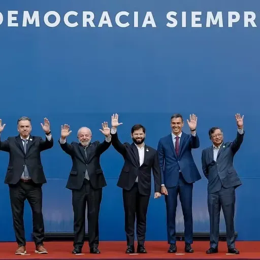 Lula assina manifesto em defesa da democracia em meio a tensões com os EUA