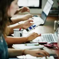 'Do primeiro salário ao Serasa: quatro a cada dez jovens já tiveram o nome sujo'