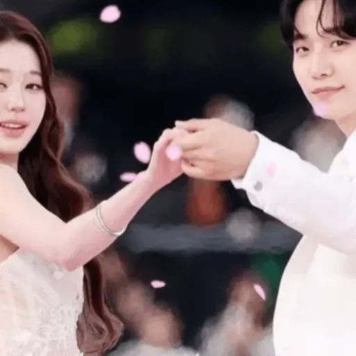 2PM Junho Gains Attention For Gentlemanly Behavior towards IVE Wonyoung