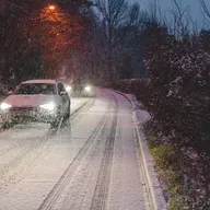 Latvijā daudziem joprojām problēmas sagādā braukšana krēslas stundās