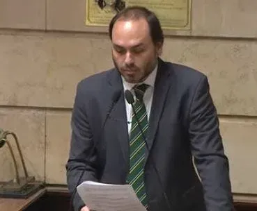 Carlos Bolsonaro renuncia de cargo de vereador do Rio para concorrer ao Senado em SC: 'Não é uma fuga'